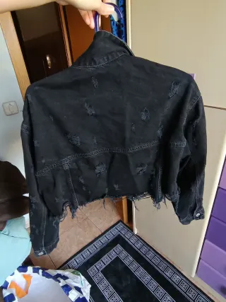 Cazadora vaquera corta Zara desgastada
