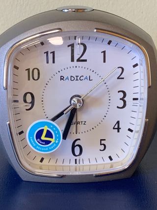 Reloj Despertador Radical Gris