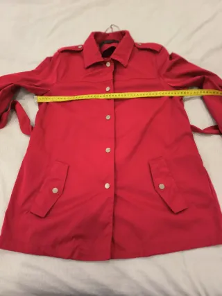 Cazadora roja con cinturón