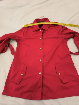 Cazadora roja con cinturón