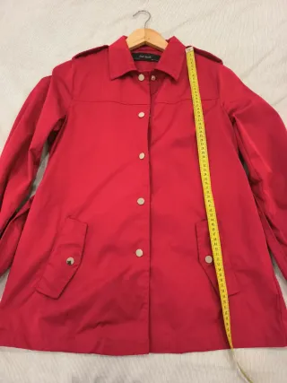 Cazadora roja con cinturón