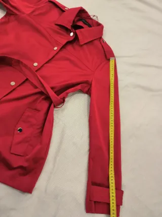 Cazadora roja con cinturón