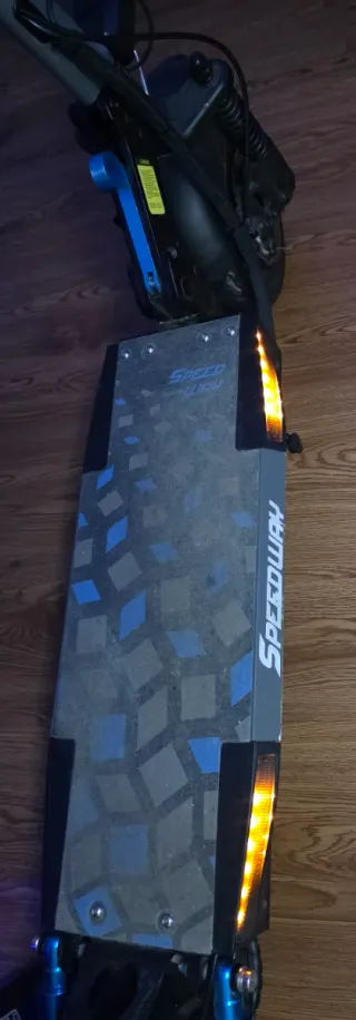 Patinete eléctrico con bolsa frontal