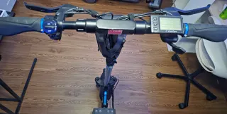 Patinete eléctrico con bolsa frontal