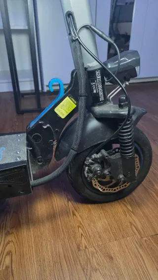 Patinete eléctrico con bolsa frontal