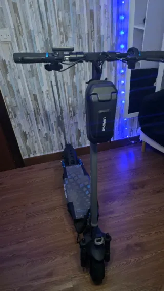 Patinete eléctrico con bolsa frontal