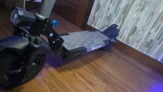 Patinete eléctrico con bolsa frontal