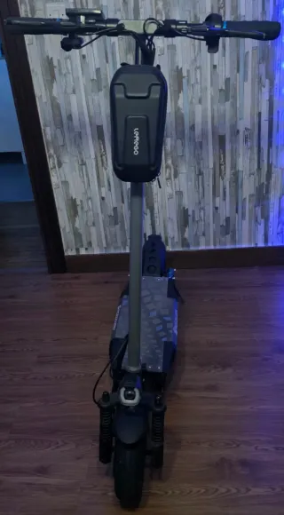 Patinete eléctrico con bolsa frontal