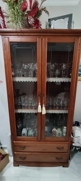 Vitrina de madera y cristal para salón