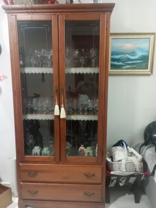 Vitrina de madera y cristal para salón