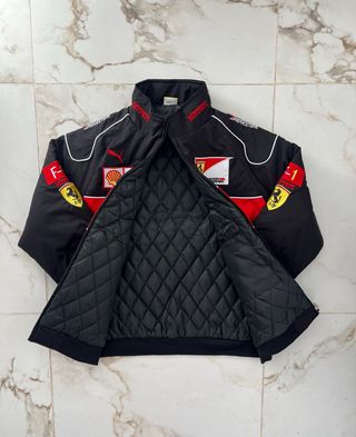 Chaqueta Ferrari F1 Negra y Roja racing motorsport