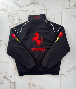 Chaqueta Ferrari F1 Negra y Roja racing motorsport