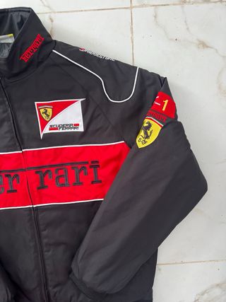 Chaqueta Ferrari F1 Negra y Roja racing motorsport