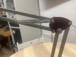 Lámpara de brazo articulado roja