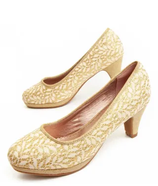 Zapatos de tacón beige y dorado