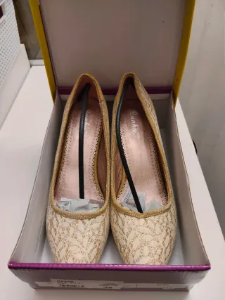 Zapatos de tacón beige y dorado