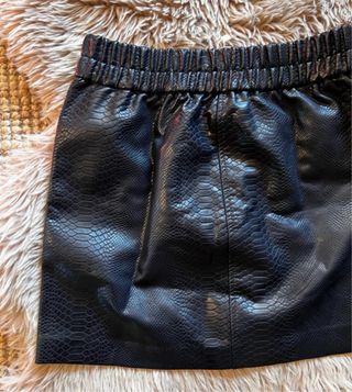 Falda efecto piel Bershka negra Talla M