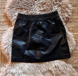 Falda efecto piel Bershka negra Talla M
