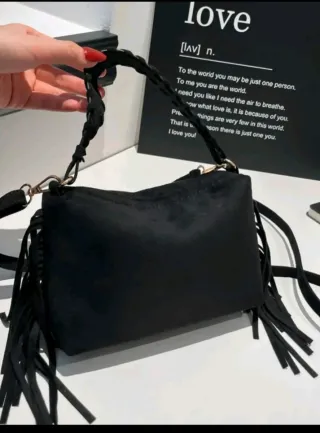 Bolso de ante negro con flecos
