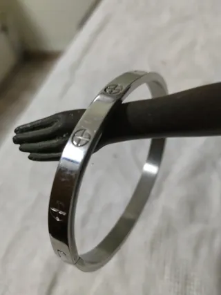 Pulsera plateada con diseño de tornillos