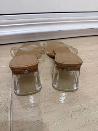 Sandalias Stradivarius tacón transparente beige