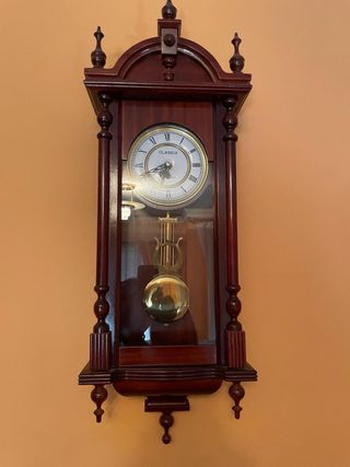 Reloj de pared madera clásico