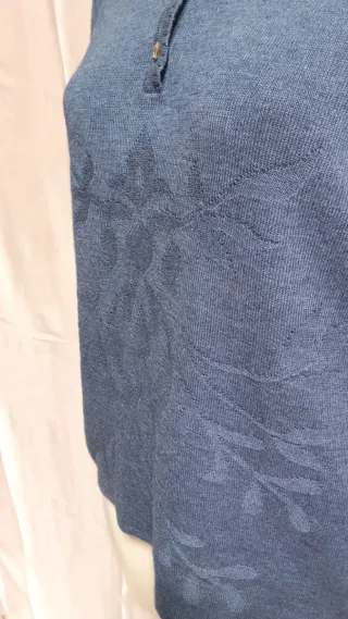 Jersey azul con cuello polo