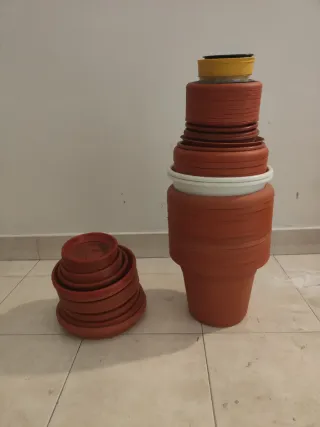 Macetas y platos de plástico terracota