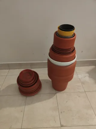 Macetas y platos de plástico terracota