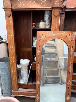 estanterías antiguas de madera