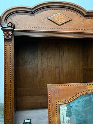 estanterías antiguas de madera