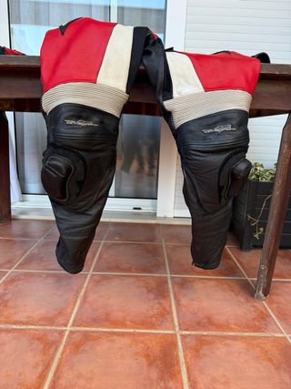 Mono de moto cuero rojo y blanco