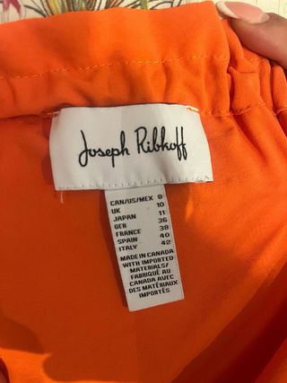 Blusa naranja con mangas abullonadas