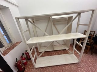 Burros, repisas, colgadores de tienda de ropa.