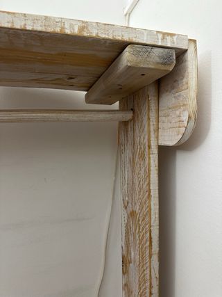 Burros, repisas, colgadores de tienda de ropa.