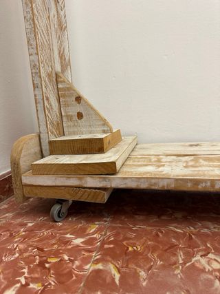 Burros, repisas, colgadores de tienda de ropa.