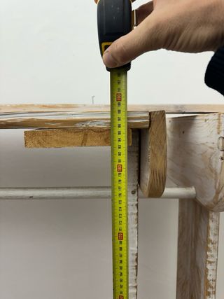 Burros, repisas, colgadores de tienda de ropa.