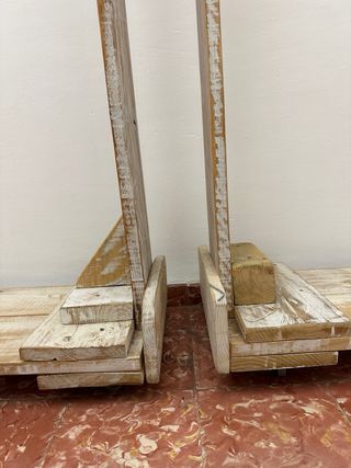 Burros, repisas, colgadores de tienda de ropa.