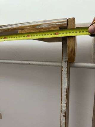 Burros, repisas, colgadores de tienda de ropa.