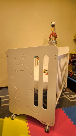 Cuna de madera con colchón y móvil