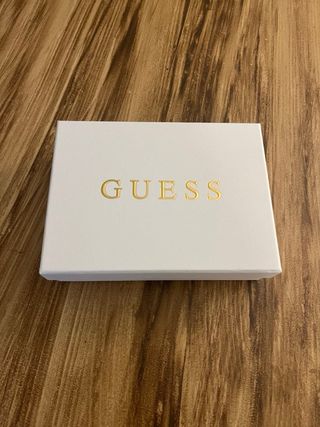 Cartera Guess Marrón y Negra Estampada