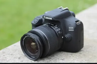 Cámara Canon EOS 2000D con objetivo, y 3 baterias