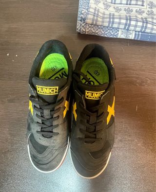 Zapatillas Munich Fútbol Sala Negras y Amarillas