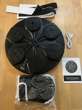 Entrenador de boxeo con pantalla digital y guantes