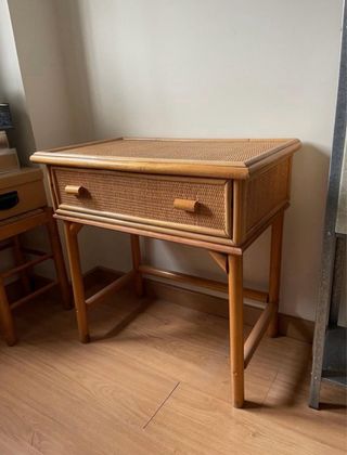 Mueble de mimbre con cajón
