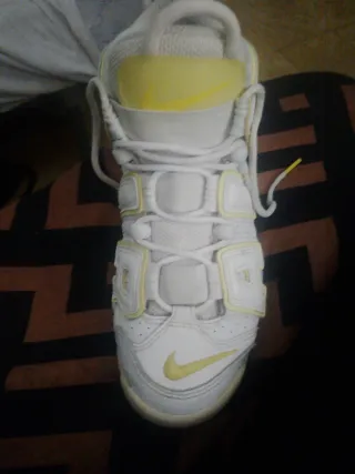 Zapatilla Nike Air blanca y amarilla