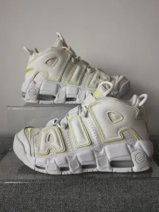 Zapatilla Nike Air blanca y amarilla