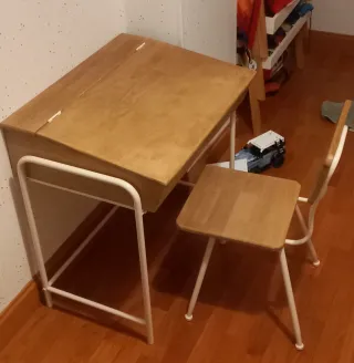 Pupitre y silla vintage madera y metal para niños