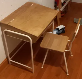 Pupitre y silla vintage madera y metal para niños