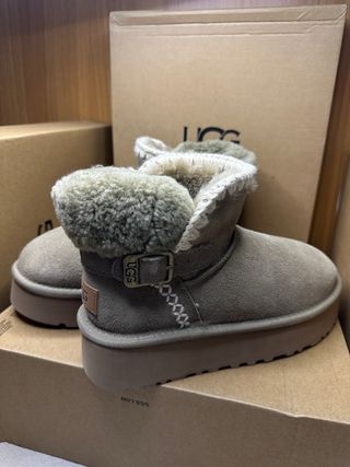 Stivaletti UGG marroni/grigi con fibbia